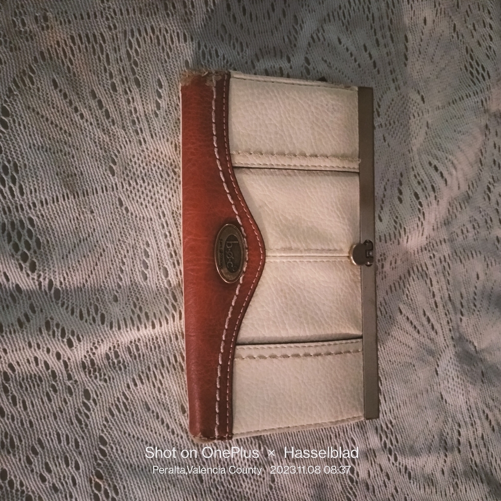 Handbags - Picture 13 of 16